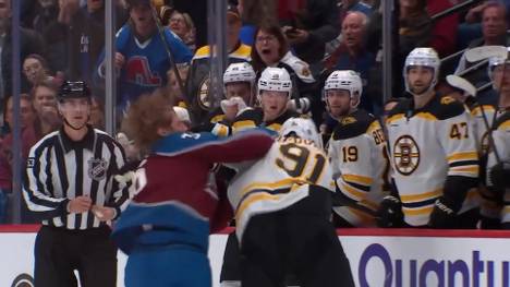 In der NHL kommt es beim Spiel zwischen der Colorado Avalanche und den Boston Bruins zu einer Schlägerei. NHL-Debütant Matt Stienburg ist mittendrin - sein Vater lässt stolz die Handykamera mitlaufen ...