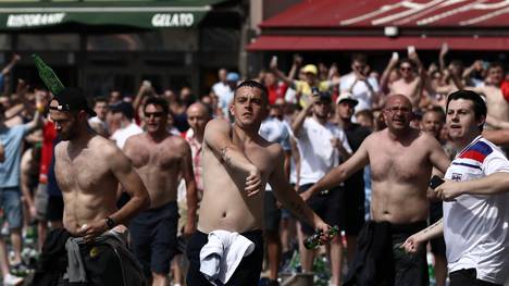 England Fans liefern sich in Marseille eine Schlacht mit russischen Hooligans