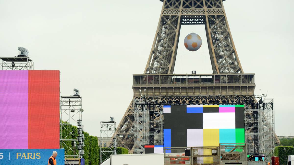 92.000: Die Pariser Fanzone am Eiffelturm bietet 92.000 Zuschauern Platz, die riesige Leinwand misst 420 Quadratmeter