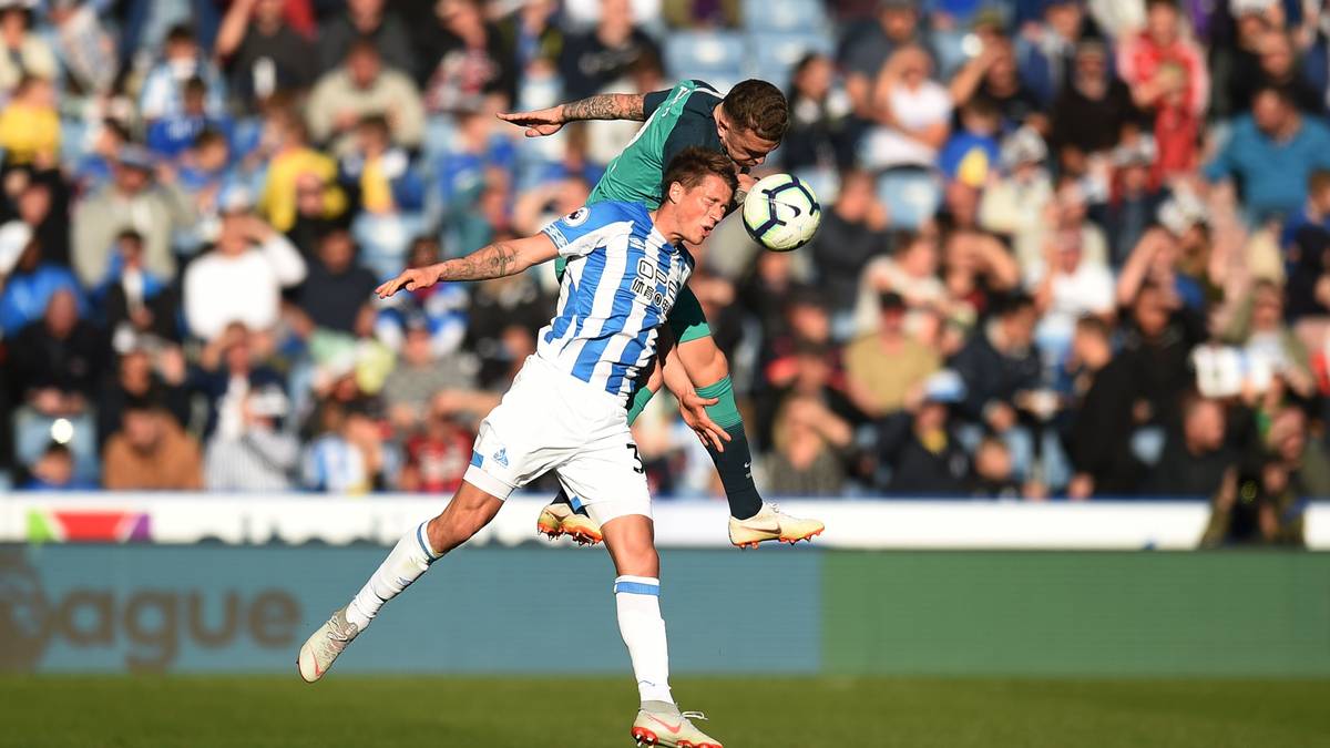 Besser läuft es für ERIK DURM. Der Weltmeister von 2014 wechselte ablösefrei zu Huddersfield Town in die Premier League und kam dort regelmäßig zum Einsatz. Seit der Entlassung von Trainer David Wagner saß er allerdings zwei Mal in Folge 90 Minuten auf der Bank