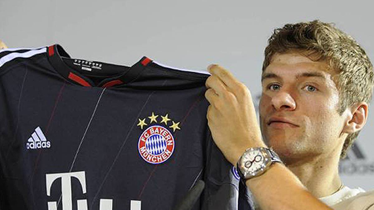 Total blau mit Nadelstreifen - Thomas Müller präsentiert das Bayern-Trikot für die Champions League 2010