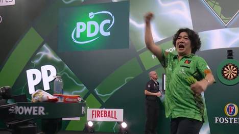 Motomu Sakai gewinnt sein WM-Debüt gegen Thibault Tricole und spielt sich mit seiner sympathischen Art in die Herzen der Fans im Ally Pally.