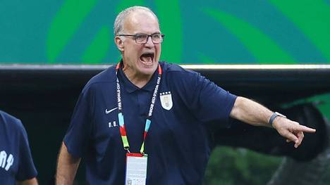 Uruguays Trainer hat sich nach der enttäuschenden WM für seinen Ausraster in einem Interview entschuldigt. "El Loco" bat um Verständnis und rechtfertigte sein Verhalten mit der sportlichen Enttäuschung. 