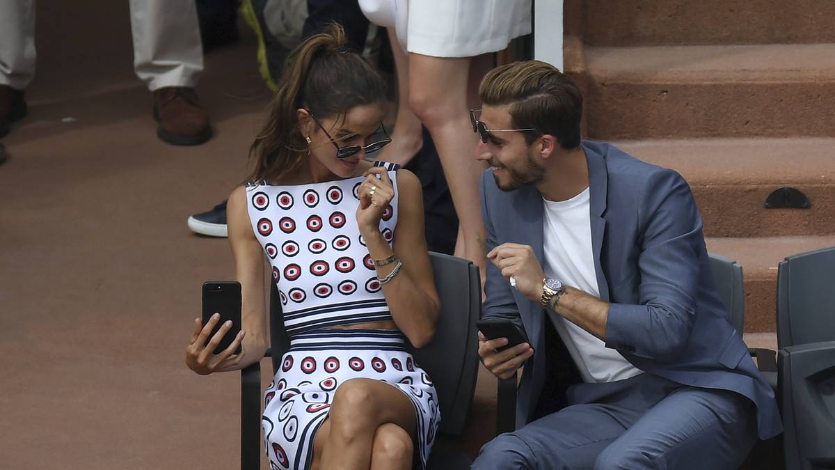 wenngleich sich die Topspieler beider Vereine (hier PSG-Keeper Kevin Trapp mit Model-Freundin Izabel Goulart) in Sachen Star-Faktor nicht viel schenken. SPORT1 macht den großen Check und vergleicht die beiden Topklubs vor dem Rückspiel in München