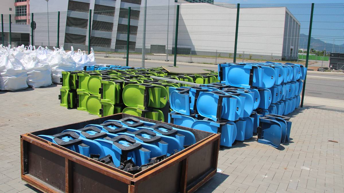 Abmontierte Tribünensitze kennzeichnen die Szenerie