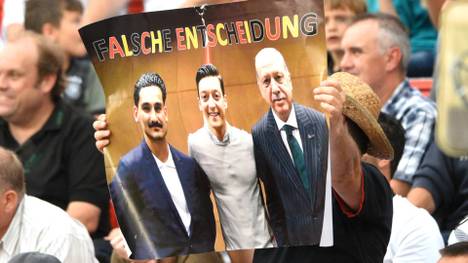 Eine kontroverse Umfrage des WDR zu einer "weißeren" Nationalmannschaft erschüttert den DFB. Bedroht erneut ein politisches Störfeuer den Erfolg bei einem großen Turnier?