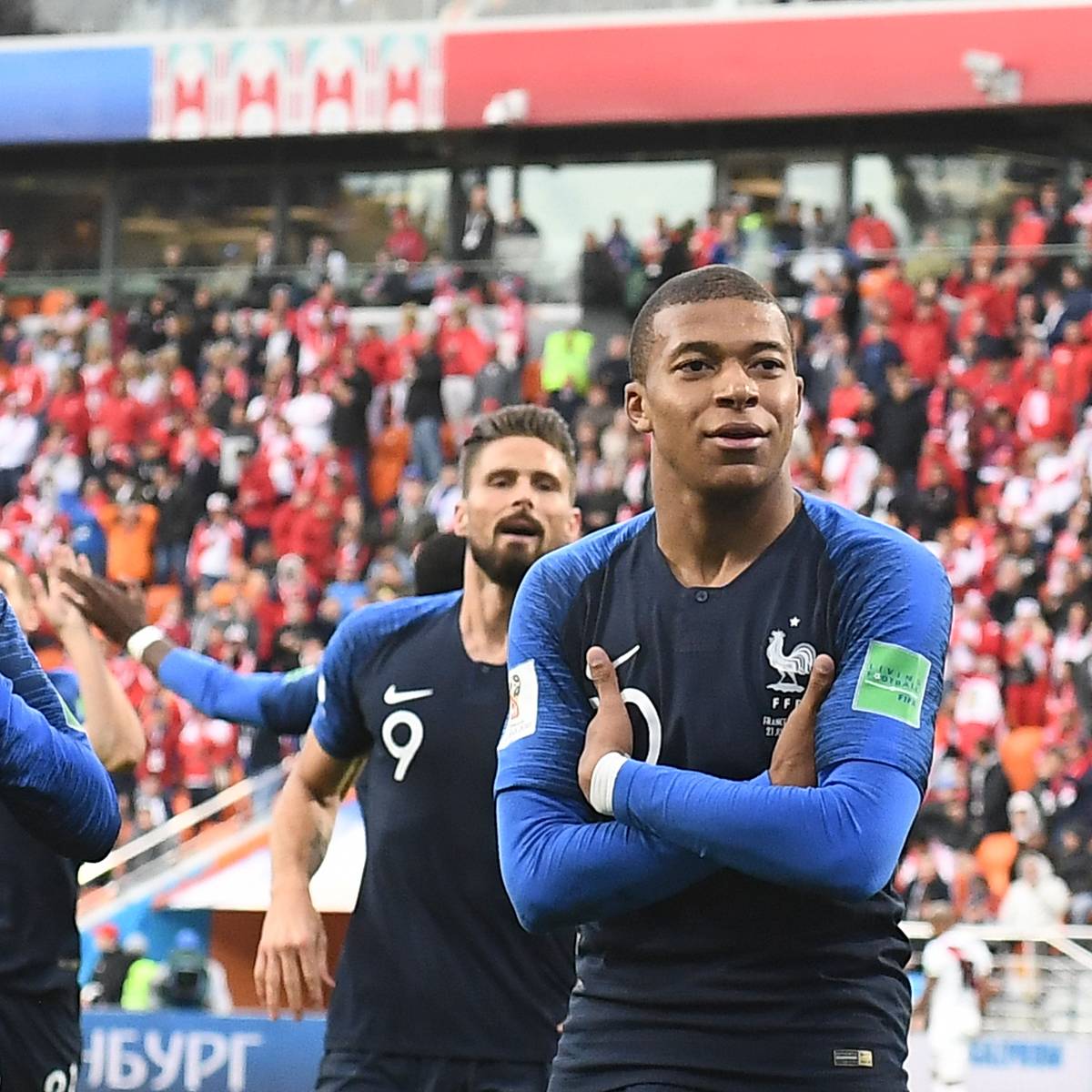 Wm 2018 Frankreich Sturmer Kylian Mbappe Imitiert Mit Tor Jubel Kleinen Bruder