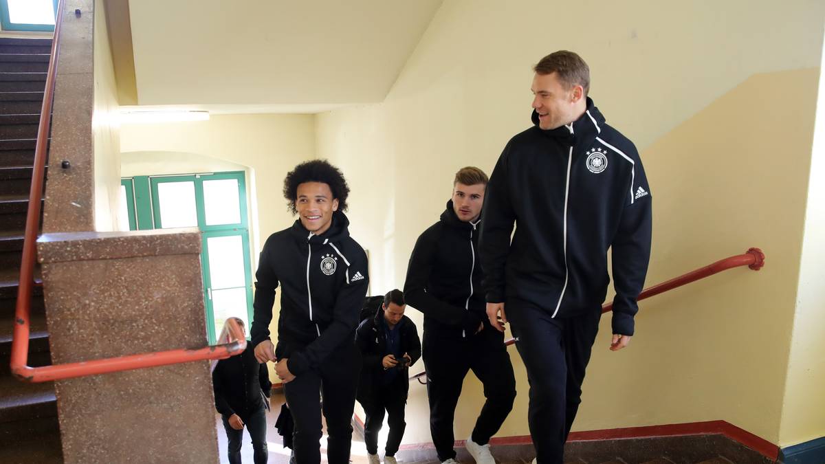 4. JUNI: Manuel Neuer äußert sich bei der Nationalmannschaft zurückhaltend in Sachen Sané, die gemeinsame Schalker Vergangenheit spiele keine Rolle: "So oft habe ich mit Leroy auf Schalke nicht zusammengespielt, er war damals Balljunge. Ich habe mit ihm nicht darüber gesprochen"