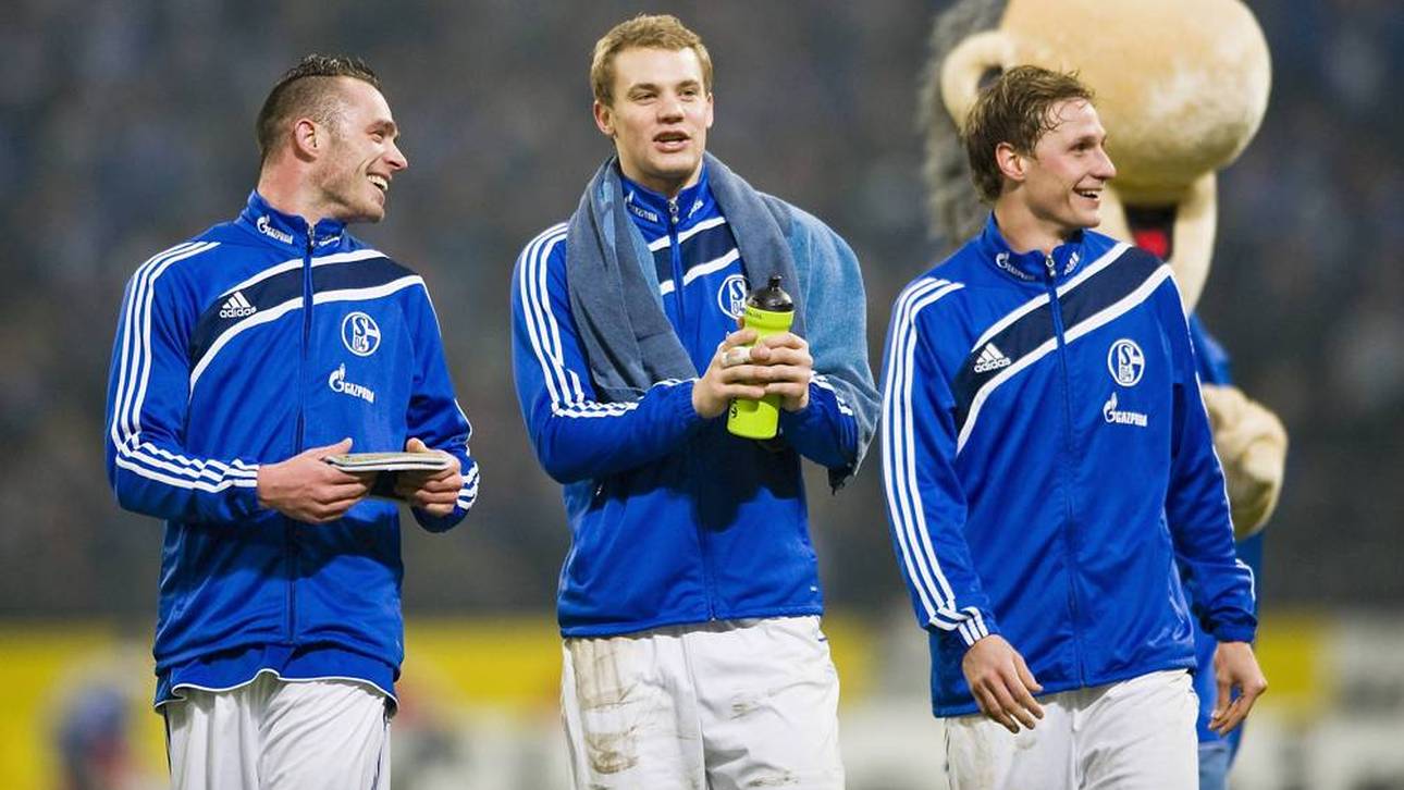 Christian Pander, Manuel Neuer und Benedikt Höwedes nach dem Sieg über Bayern 2010