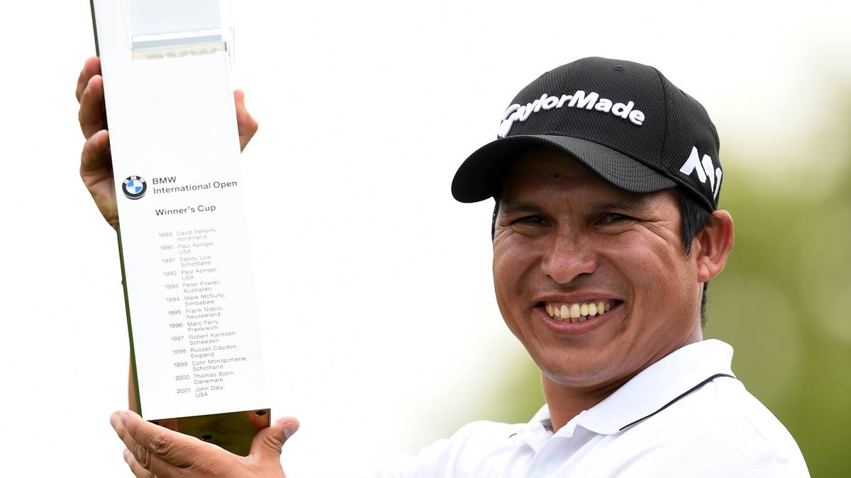 ...und strahlt anschließend mit dem Siegerpokal um die Wette. Der Argentinier darf sich über 333.330 Euro Preisgeld freuen