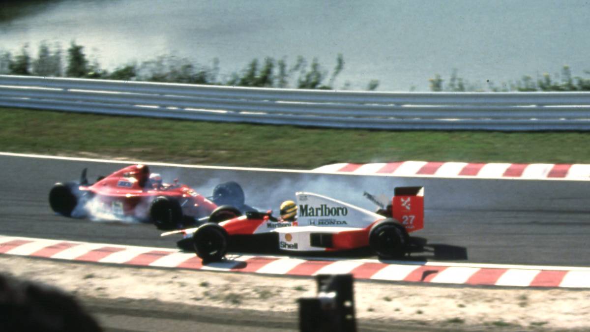 1990: Ein Jahr später revanchiert sich Senna (l.) an selbiger Stelle. Erneut kommt es direkt nach dem Start in Suzuka zur Kollision zwischen Prost und Senna. Diesmal beabsichtigt der Brasilianer den Crash. Beide scheiden aus. Senna kommt ungestraft davon und wird später Champion