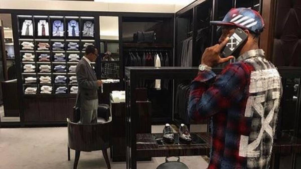 ...und geht offensichtlich gerne auf Shoppingtour, um neue ausgeflippte Kollektionen zusammenzustellen