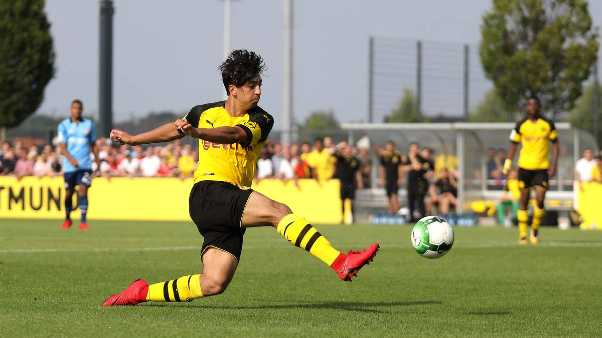 IMMANUEL-JOHANNES PHERAI: Offensiv brandgefährlich ist beim BVB auch Pherai. Beeindruckende neun Tore und 15 Vorlagen konnte der 17-Jährige dieses Jahr in der Bundesliga verzeichnen