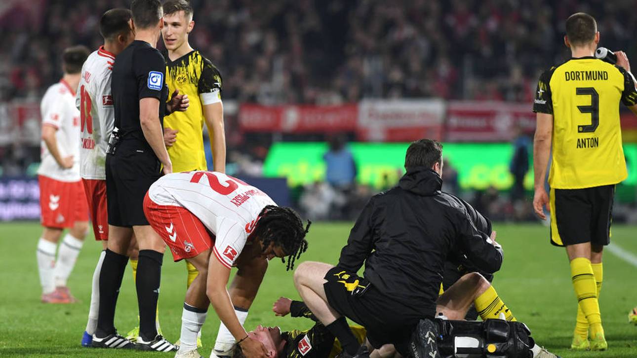 Jahmai Simpson-Pusey entschuldigt sich nach seinem Foul bei Maximilian Beier