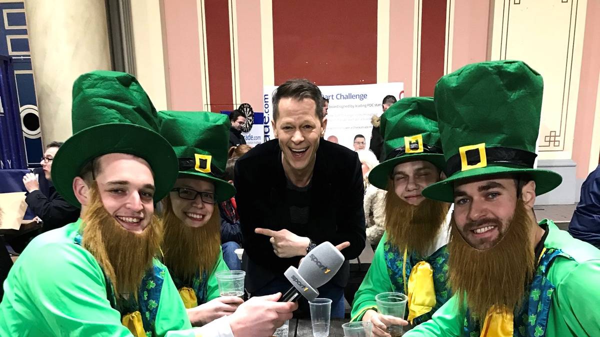 Auch Moderator Sascha Bandermann mischt sich unter die Fans. Diese irischen Glückskobolde scheinen allerbester Laune zu sein