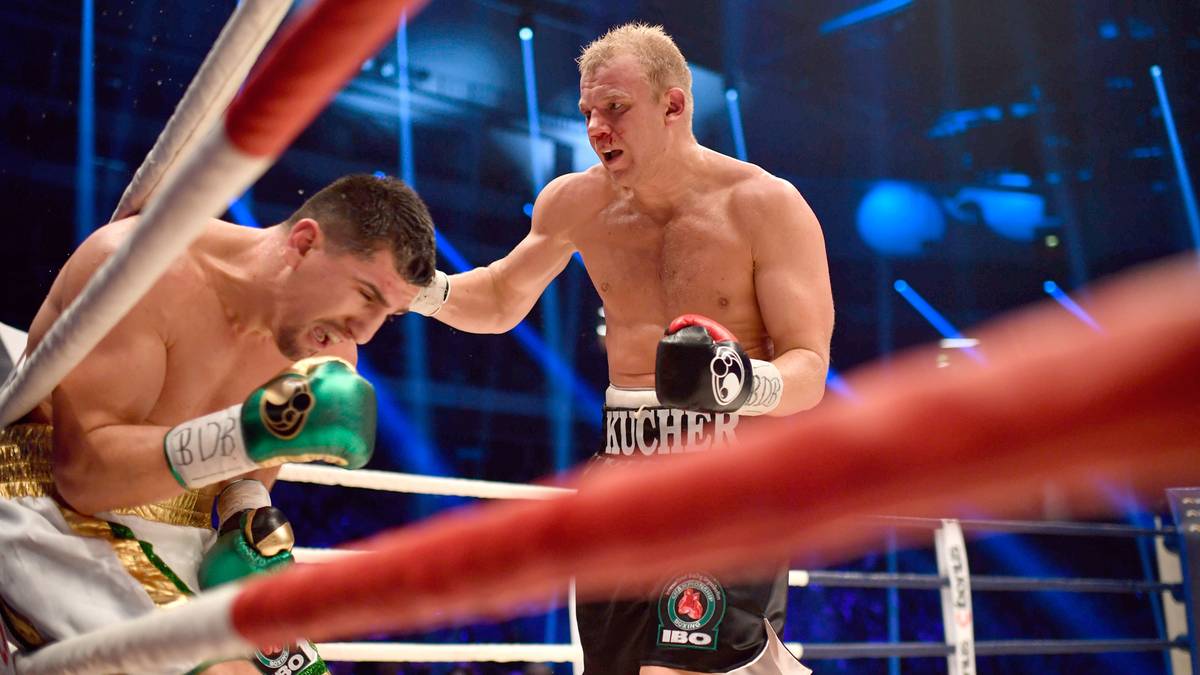 Zunächst landet der Herausforderer einige Treffer. Huck hängt schon in den Seilen