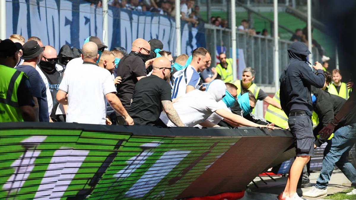 Aus Frust über den Abstieg des MSV Duisburg stürmen die Duisburger Fans den Innenraum