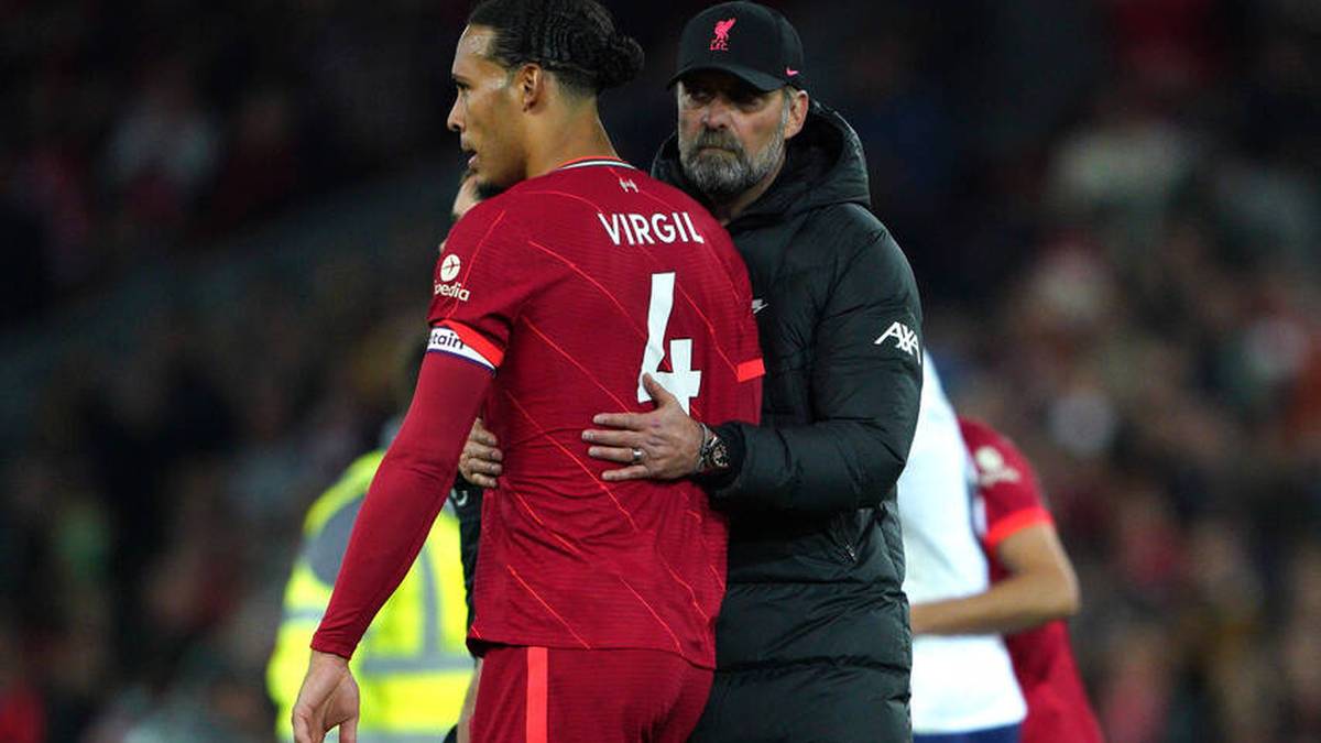 Jürgen Klopp (r.) und Virgil van Dijk mussten sich beim FC Liverpool gegen Tottenham mit einem Remis begnügen