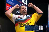 Gabriel Clemens gewinnt in der zweiten Runde der Flanders Darts Trophy mit 6:4 gegen Michael van Gerwen und wirft dabei acht mal die 180 und zwischendrin acht perfekte Darts.