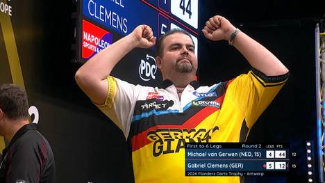 Gabriel Clemens gewinnt in der zweiten Runde der Flanders Darts Trophy mit 6:4 gegen Michael van Gerwen und wirft dabei acht mal die 180 und zwischendrin acht perfekte Darts.