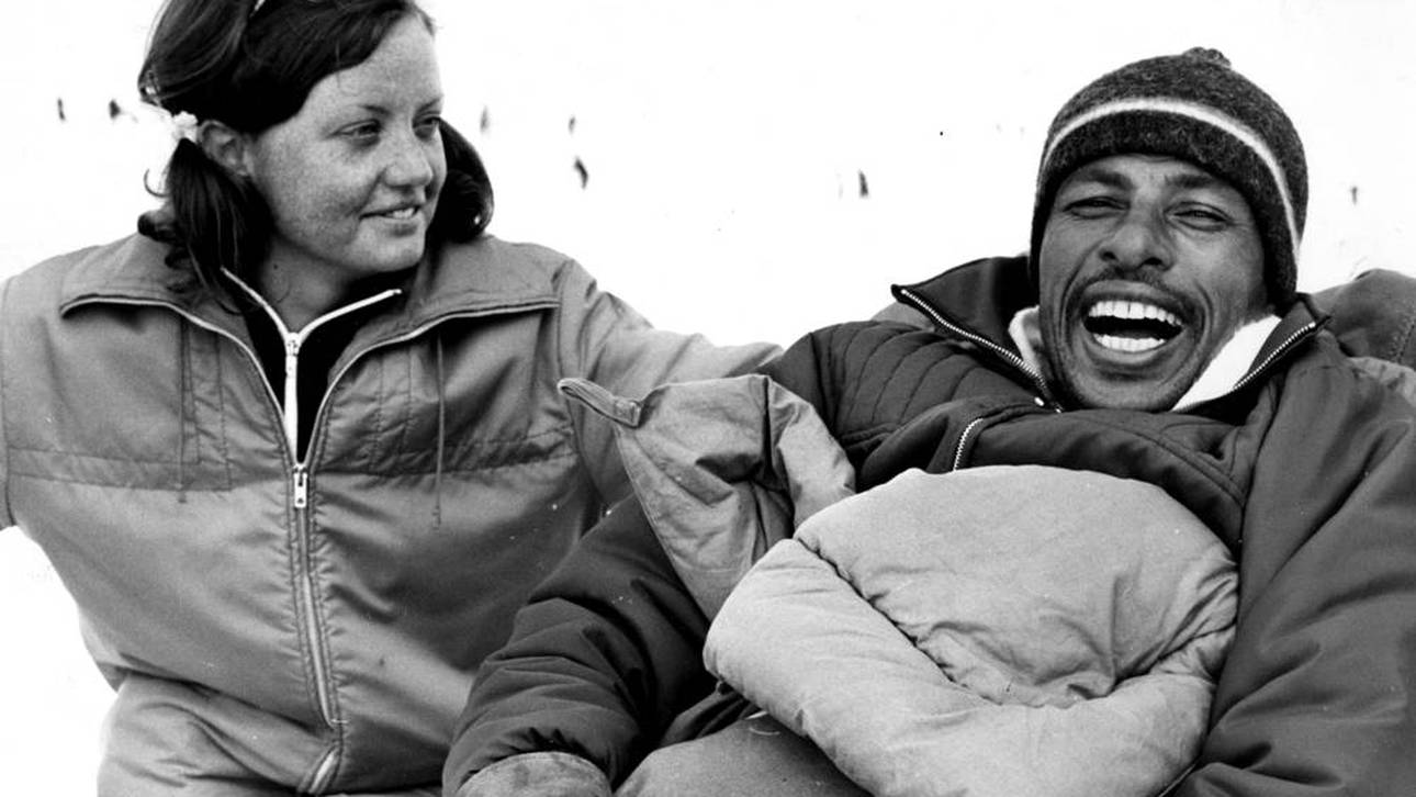 Abebe Bikila bei einem Hundeschlittenrennen im Jahr 1971