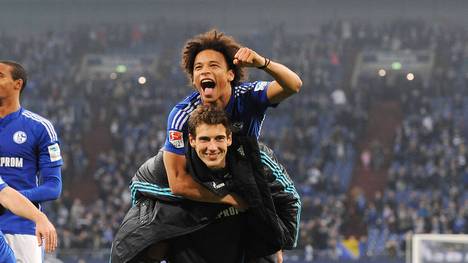 Mehrere Jahre waren Leroy Sané und Leon Goretzka bereits gemeinsam im Schalker Kader. Goretzka erinnert sich zurück an die gemeinsame Zeit.