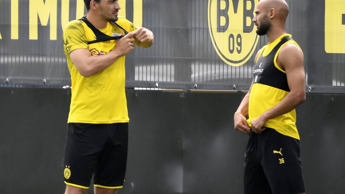 PLATZ 2: MATS HUMMELS - Nach drei Jahren bei den Bayern streift sich der 30-Jährige wieder das BVB-Trikot über. Für Sportdirektor Zorc ist klar: "Mats ist für mich der beste deutsche Innenverteidiger über viele Jahre." 32 Prozent der SPORT1-User waren auch dieser Meinung