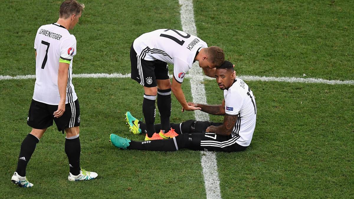 Der nächste Rückschlag für das deutsche Team: Jerome Boateng knickt unglücklich weg und bleibt liegen