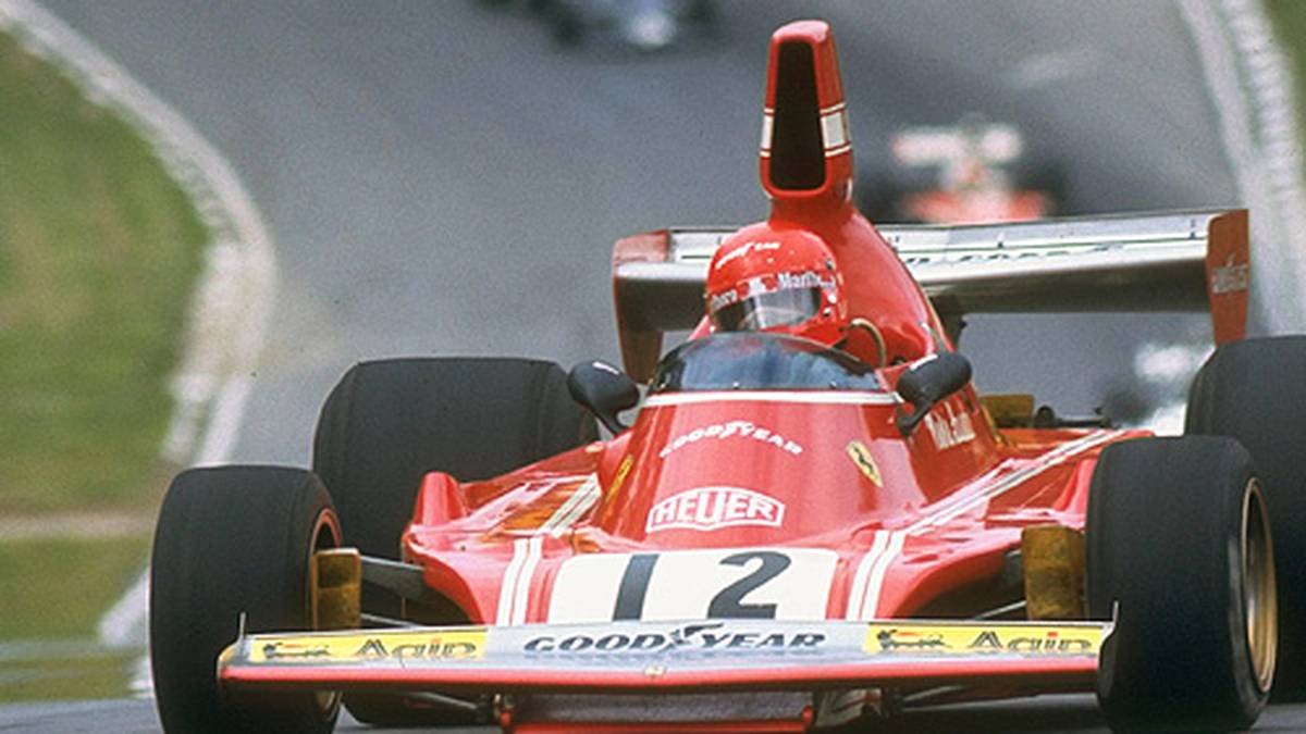 Laudas Weg in die Königsklasse der Rennfahrer ist kein einfacher. Um in der Formel 1 Fuß zu fassen, muss er einen Kredit in Höhe von zwei Millionen Schilling aufnehmen. Sein Großvater, Aufsichtsratsvorsitzender einer Bank, verweigert ihm die Finanzspritze. Grund: Rennfahren sei keine vertretbare Karriere-Wahl. Lauda besorgt sich das Geld bei einer anderen Bank