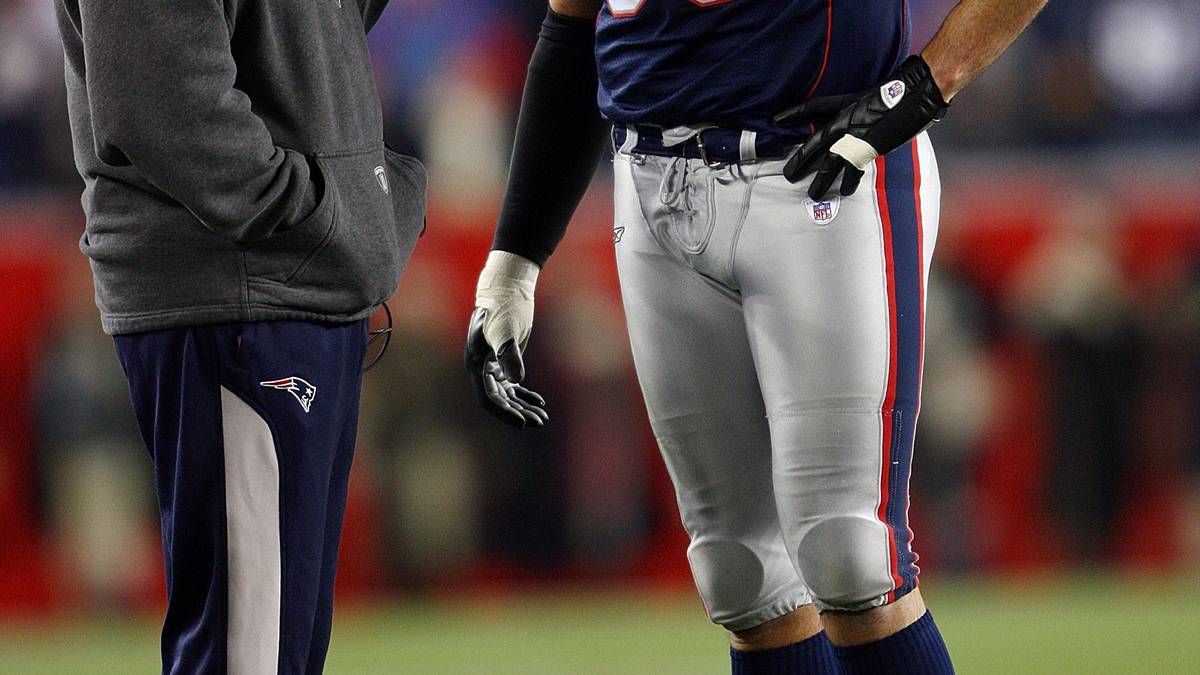 Auch in der NFL kam es schon zu einigen Schummel-Skandalen und immer wieder waren die New England Patriots involviert. Coach Bill Belichick wurde beim "Spygate" 2007 überführt, während eines Spiels der New York Jets die Signale der Defensivcoaches gefilmt zu haben, wofür er mit einer Geldstrafe von 500.000 Dollar belegt wurde