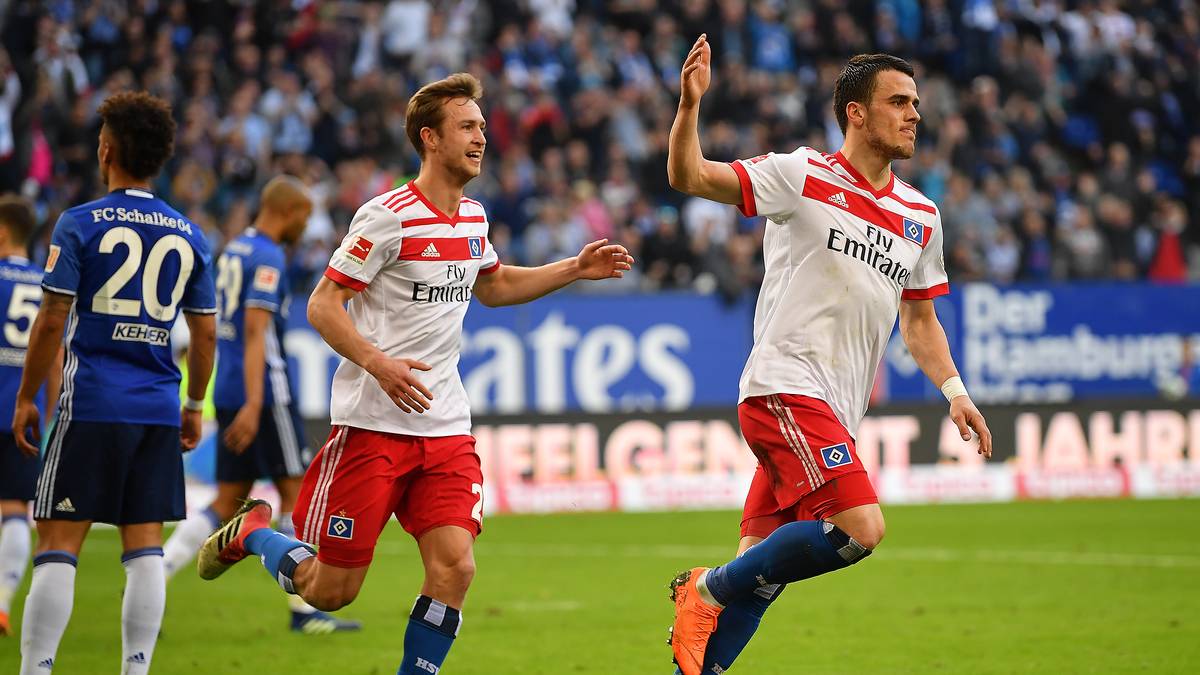 Filip Kostic aber reagiert kurze Zeit später eiskalt und trifft für die Hamburger zum Ausgleich. Die Hausherren zeigen im dritten Spiel unter dem neuen Trainer Christian Titz ein ganz anderes Gesicht, überzeugen vor allem spielerisch