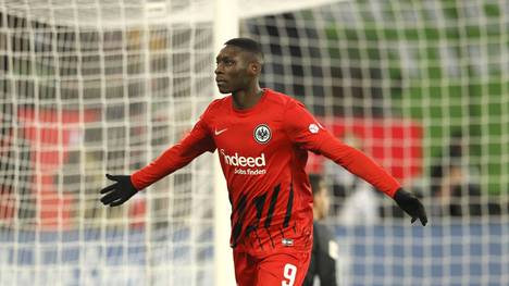 Randal Kolo Muani ist der Shooting-Star der Bundesliga. Seine Fähigkeiten wecken das Interesse vieler Top-Klubs, speziell auf der Insel. 