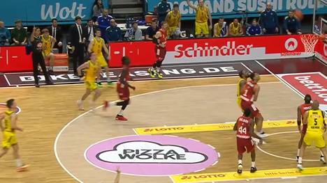 Alba Berlin überrascht die Bayern und schlägt sie mit 67:61 in der Uber-Arena. 