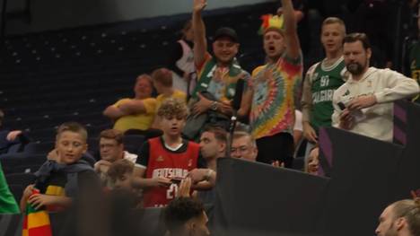 Der deutsche Basketball-Nationalspieler Maodo Lo wird vor seinem Wechsel zum litauischen Klub Žalgiris Kaunas von den litauischen Fans gefeiert.