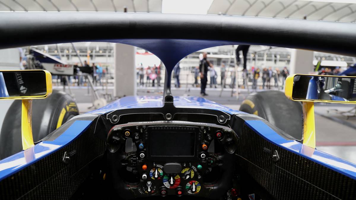 So sieht das Blickfeld der Fahrer von innen aus. Der große Bügel scheint das Sichtfeld definitiv einzuschränken, wobei einige Fahrer den Cockpitschutz herunterspielen