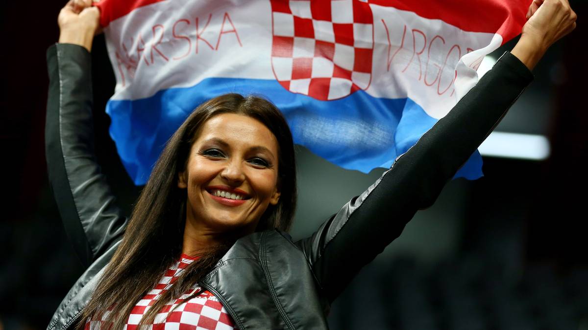 ... die Kroaten. Die junge Dame jubelt beim Triumph über die chancenlosen Iraner.