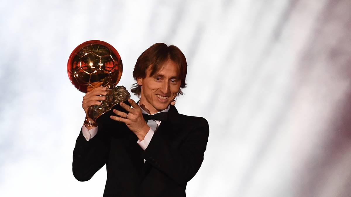 Noch ist ein paar Monate Zeit, bis der Ballon d'Or für den besten Fußballer der Welt vergeben wird. Doch schon jetzt wird diskutiert, wer 2019 den begehrten Preis gewinnen und damit Nachfolger von Luka Modric wird. Der Kroate selbst wird nach einer eher durchwachsenen Saison mit Real Madrid die Auszeichnung in diesem Jahr wohl nicht bekommen