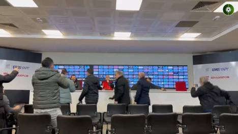 In der türkischen Süper Lig kam es nach dem Spiel zwischen Sivasspor und Gizantepspor zum Aufreger im Pressesaal. 