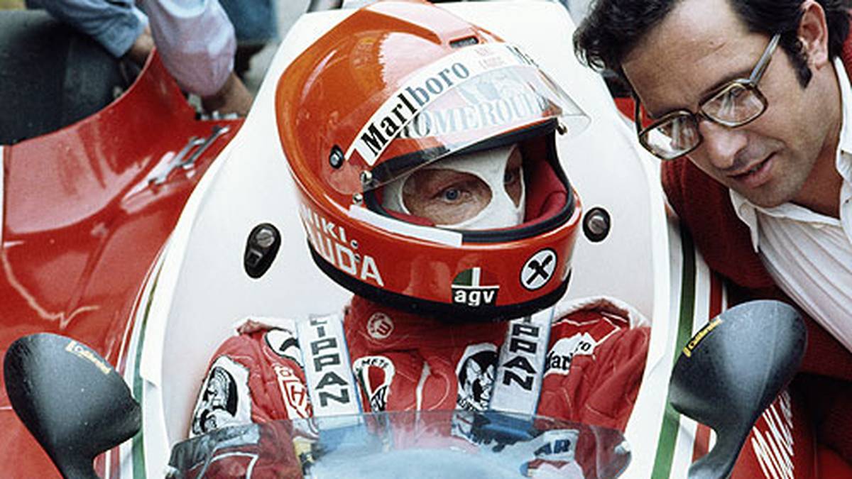 1974 bietet ihm Enzo Ferrari einen Vertrag bei seinem Formel-1-Rennstall an. Zusammen mit dem Technischen Direktor Mauro Forghieri (r.) beendet er die sportliche Talfahrt des Unternehmens, das seit 1964 keine WM mehr gewonnen hatte. Mit Lauda kann Ferrari wieder jubeln
