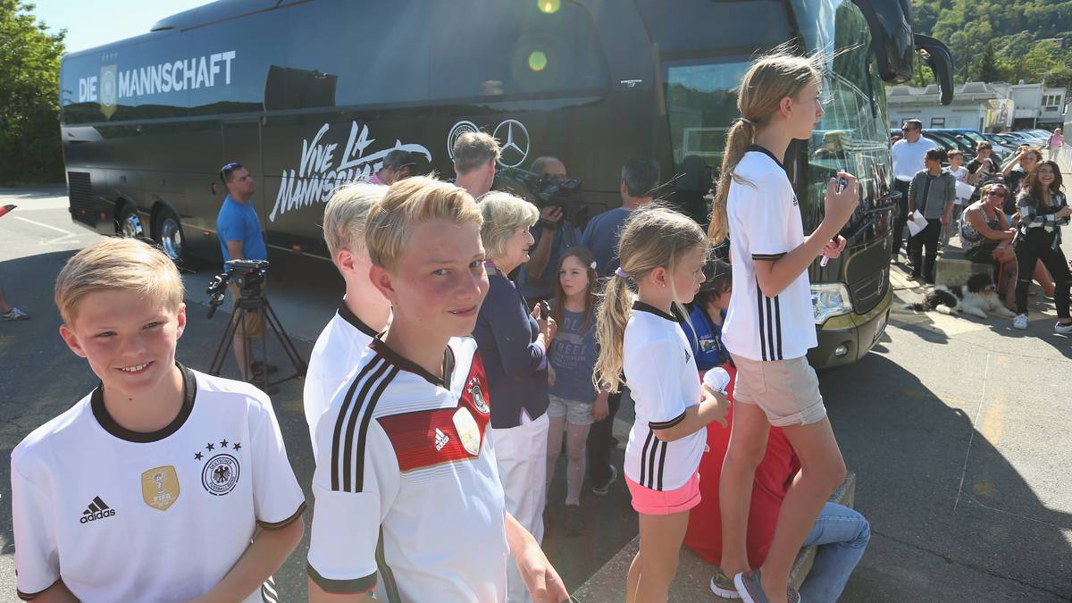 Dort steht ein Empfangskomitee aus jungen Fans bereit. Nach der Begrüßung macht sich der DFB-Tross auf den Weg ins Mannschaftshotel Giardino. 