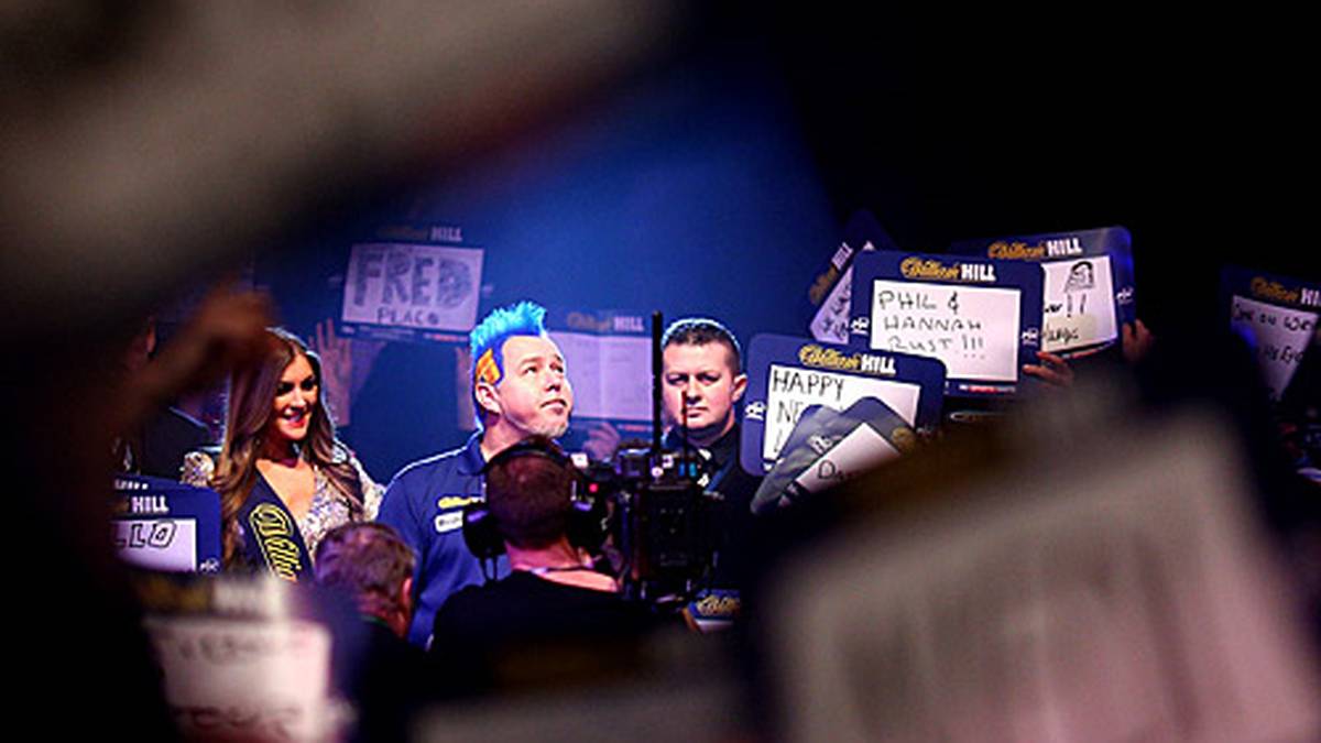 Und so bei beim Einlauf zum Viertelfinale gegen Gary Anderson