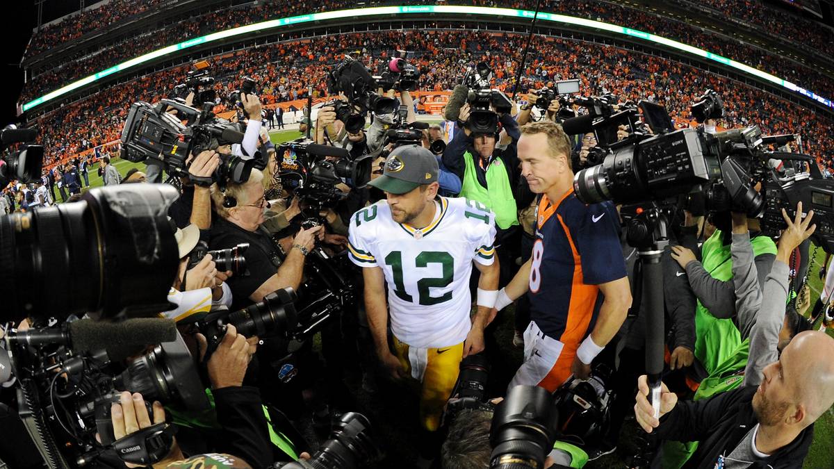 Alle Augen sind auf das Duell der Super-Quarterbacks gerichtet, das Broncos-Spielmacher Peyton Manning (r.) letztlich klar für sich entscheidet und sein Team zum Sieg führt. Danach spendet er Rodgers (l.) Trost