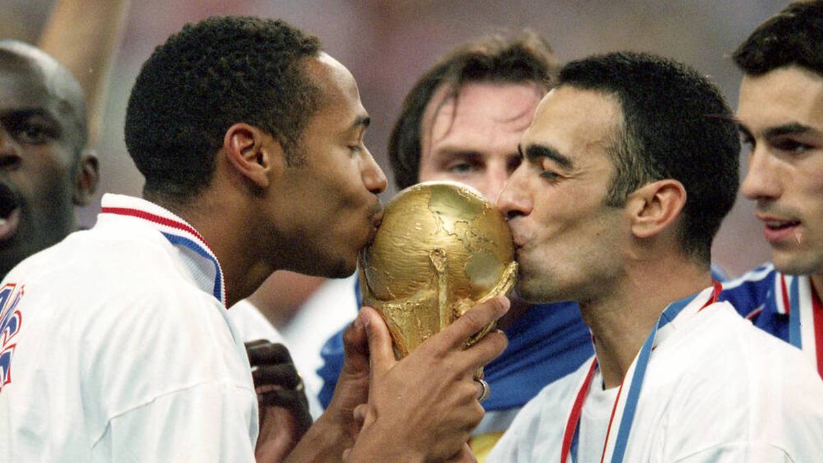 1998: Gastgeber Frankreich triumphiert im Endspiel mit 3:0 gegen Brasilien und wird erstmals Weltmeister