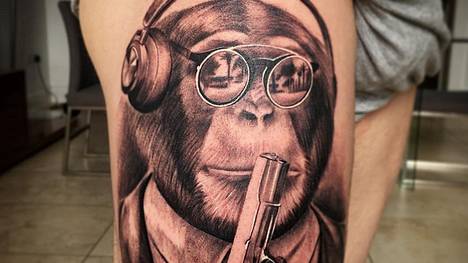 Alberto Moreno präsentiert sein neues Affen-Tattoo