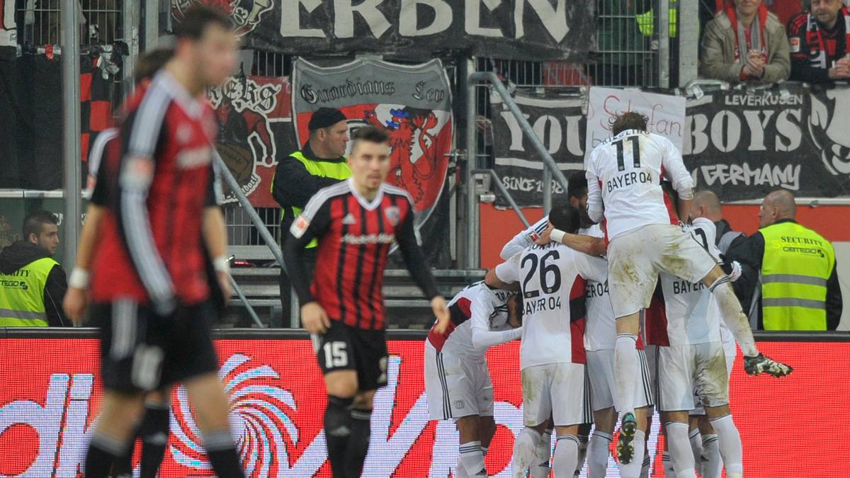 Besser macht es Leverkusen in Ingolstadt - dank seiner mexikanischen Tormaschine. Javier Hernandez, genannt Chicharito, schießt Bayer beim Aufsteiger in Führung