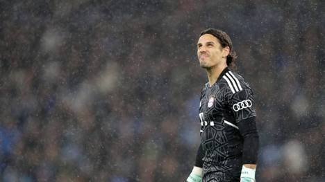 Nach einigen Unsicherheiten in den vergangenen Spielen vermehrt sich die Kritik an Yann Sommer beim FC Bayern. Der Winterneuzugang muss nun möglicherweise sogar um seinen Platz im Münchener Tor bangen.