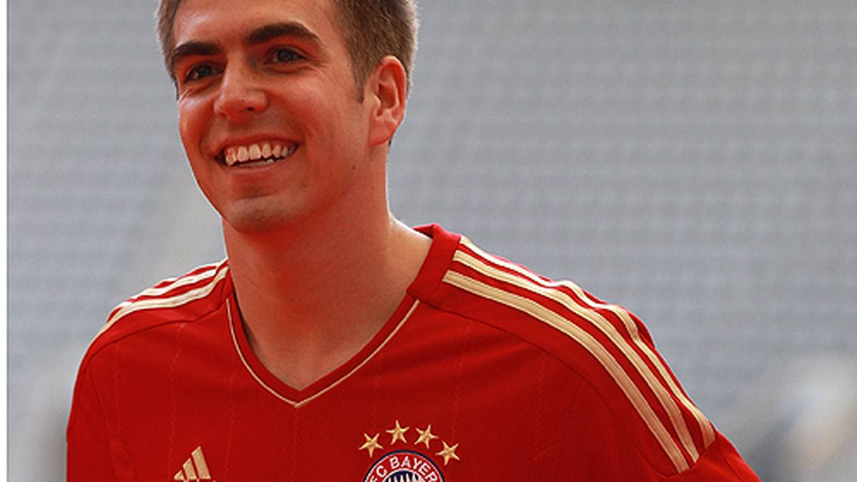Das Heimtrikot ist dagegen klassisch rot mit goldenen Applikationen. Philipp Lahm fühlt sich offenbar wohl darin
