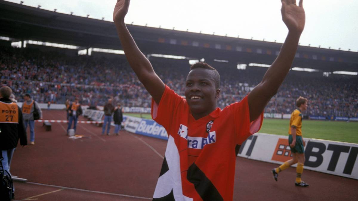 Auch Sammy Kuffour hat sich zu früh gefreut! Er bedankt sich nach dem 5:2-Sieg bei den Zuschauern, weil er noch nicht weiß, dass die Partie für die Frankfurter gewertet wird - Vielleicht greift ja auch Pep Guardiola daneben... 