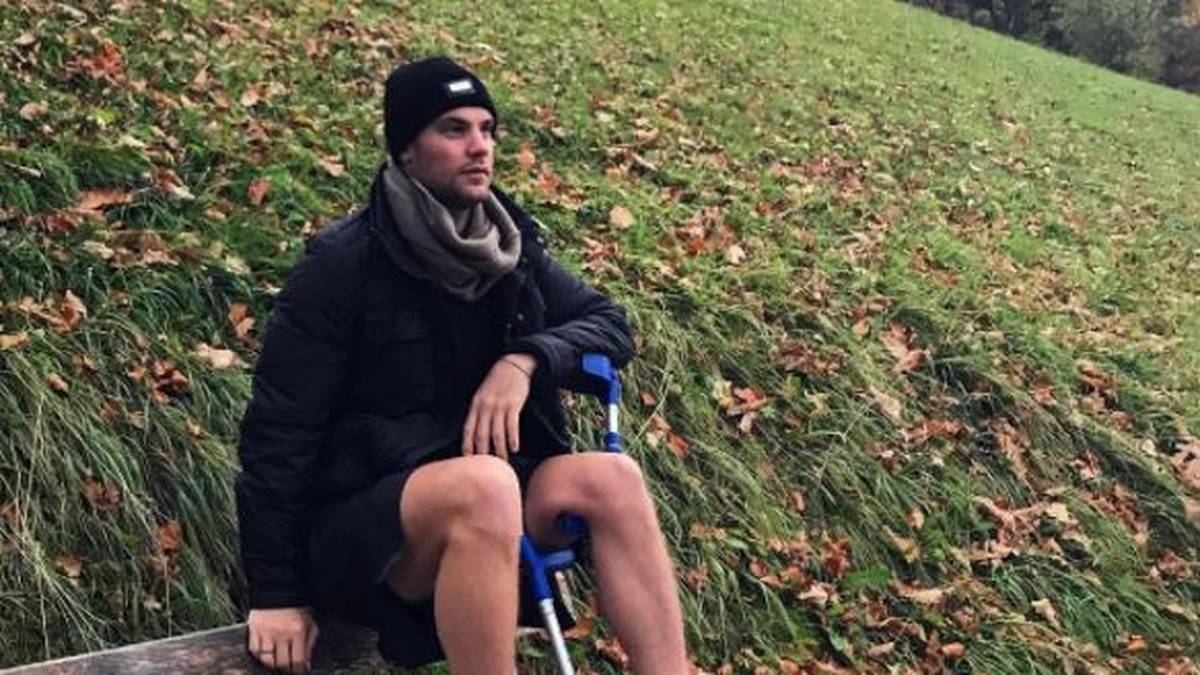 Luftig unterwegs, Herr Neuer! Der verletzte Bayern-Keeper trägt Mantel, Schal und Mütze - und dazu eine kurze Hose