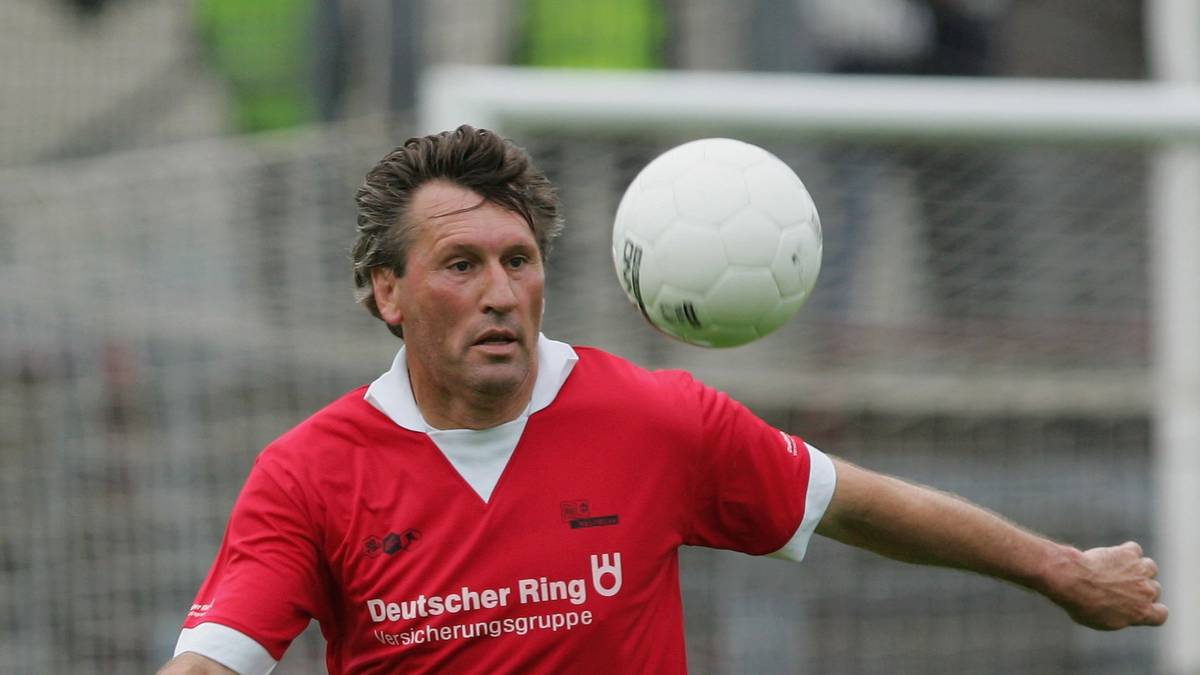 MANFRED KALTZ (ABWEHR): Erfinder der "Bananenflanke". Unzählige Vorlagen köpfte Horst Hrubesch zu gemeinsamen HSV-Zeiten in die Maschen. Mit den "Rothosen" wurde er drei Mal Deutscher Meister und holte den Europacup der Landesmeister